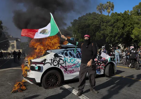 Ma contro chi &egrave; la rivolta a Los Angeles? Nel dubbio, perch&eacute; non bruciare i taxi elettrici a guida autonoma Waymo di Google? 