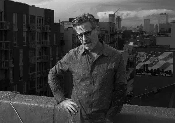 Abbiamo letto &ldquo;Brooklyn Crime Novel&rdquo; di Jonathan Lethem (La Nave di Teseo): ma com&rsquo;&egrave;? I ricchi rubano ai poveri anche nel XXI secolo e si racconta cos&igrave;: perch&eacute; in Italia non sappiamo farlo?