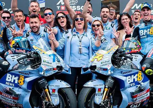 La mamma dei Marquez tifa Alex? C&rsquo;&egrave; da capirla, perch&eacute; il 73 ha ci&ograve; che il 93 non ha pi&ugrave;: l&rsquo;azzurro intorno che rende tutto una favola (Aldeguer compreso)