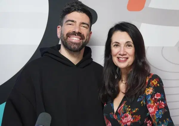 Deve pagare sempre l&rsquo;uomo al ristorante? No, Csaba dalla Zorza al Basement di Gazzoli smonta il sessismo: &ldquo;La gentilezza &egrave; gender free&rdquo;. E i vocali WhatsApp sono maleducazione digitale?