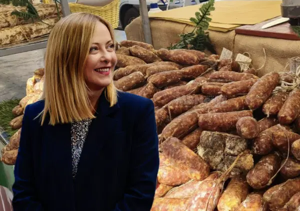 PRIMA MELONI, POI INSACCATI. La guerra della sinistra si fa alimentare: no alla salamella della sagra. Politica o gastronomia? Ma perch&eacute; vietare il men&ugrave; tradizionale? C'entra l'ambiente. E la Lega (affamata?) si incazza...