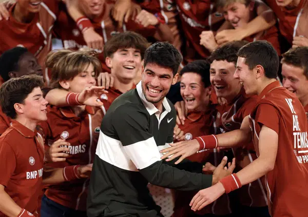 Ma l&rsquo;avete vista la folle festa di Alcaraz dopo la vittoria al Roland Garros su Sinner? A prendere a racchettate Carlos ci pensa il suo coach Ferrero: &ldquo;Deve ricordare che &egrave; un tennista. Se dopo il documentario Netflix avesse perso&hellip;&rdquo;