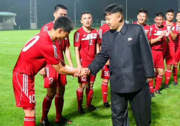Abbiamo visto una partita di calcio in Corea del Nord, ma si pu&ograve; fare? Lo stadio pi&ugrave; grande del mondo, la Premier League e la nazionale femminile: ecco come Pyongyang ama il pallone (a modo suo)