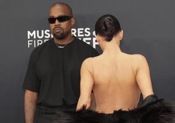 C'erano una volta Bianca Censori e Kanye West. Ye cambia ancora nome, la moglie il look? O &egrave; solo questione di Giappone?