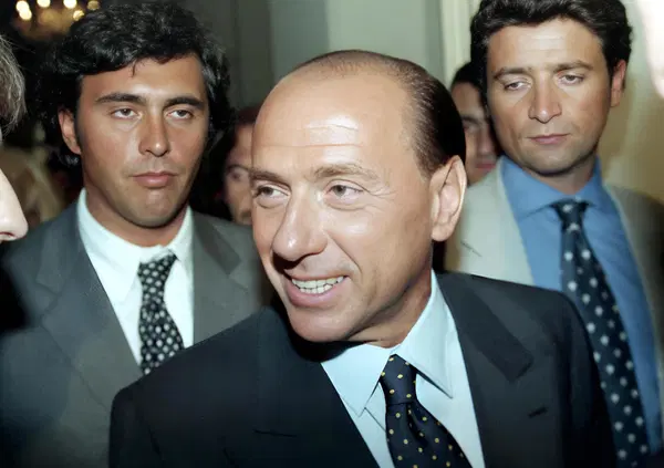 MENO MALE CHE SILVIO C&rsquo;&Egrave; (ANCORA). A due anni dalla morte, Berlusconi &egrave; ovunque, anche su Temu (e con uno speciale su Canale 5 con &ldquo;Caro Presidente, il tempo vola&rdquo;): ma la famiglia quanta gente ci guadagna? Dai poster alle t-shirt, tazze, santini e&hellip;  