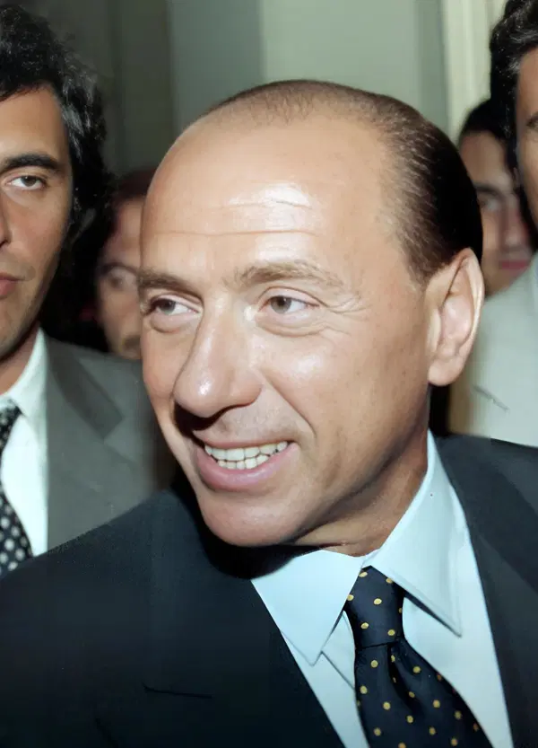 MENO MALE CHE SILVIO C&rsquo;&Egrave; (ANCORA). A due anni dalla morte, Berlusconi &egrave; ovunque, anche su Temu (e con uno speciale su Canale 5 con &ldquo;Caro Presidente, il tempo vola&rdquo;): ma la famiglia quanta gente ci guadagna? Dai poster alle t-shirt, tazze, santini e&hellip;  