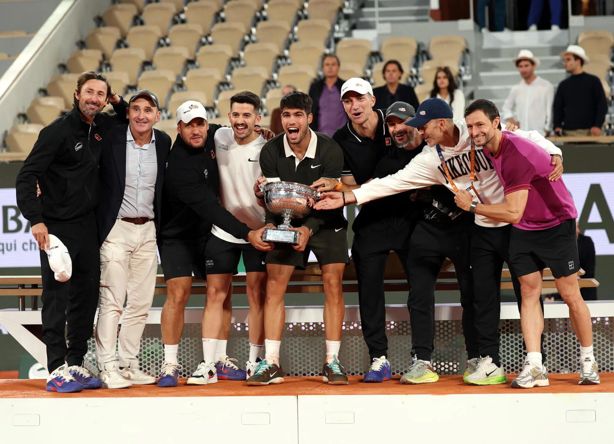 Carlos Alcaraz dopo la vittoria di Parigi festeggia a Ibiza