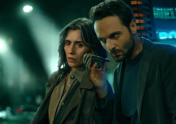 Abbiamo visto Sara - La donna nell'ombra con Teresa Saponangelo e Claudia Gerini su Netflix, ma com&rsquo;&egrave;? Una serie fredda (in tutti i sensi)