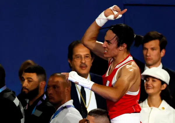 Imane Khelif maschio biologico? La bomba del Telegraph: &ldquo;Alle Olimpiadi erano pronti a mettere in pericolo la vita delle donne&rdquo;. Il suo oro? &ldquo;Uno degli scandali peggiori della storia dello sport&rdquo;