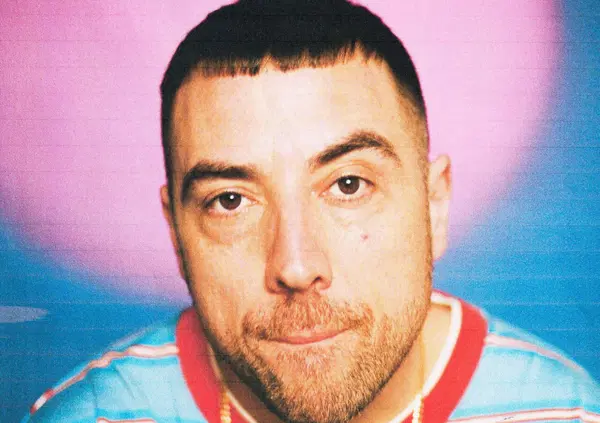 Abbiamo ascoltato "1998", il nuovo album di Coez, ma com'&egrave;? Nostalgia autentica e intimit&agrave; emotiva, ma senza sorprese. E le collaborazioni con Franco126 e Paradiso&hellip;
