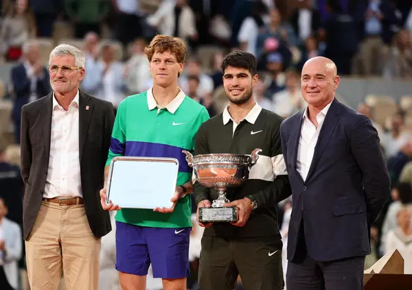 MANGIA CHE TI PASSANO? Ma come fanno Sinner, Alcaraz e gli altri a giocare oltre cinque ore? Ecco come i top del tennis resistono durante match come la finale del Roland Garros e i segreti nella dieta prima, durante e dopo la partita