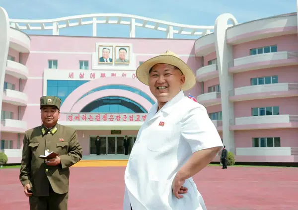 Siamo stati al mare in Corea del Nord, ma com'&egrave;? Tra bungalow e barbecue, vi raccontiamo una giornata da turisti in spiaggia nel paese di Kim Jong Un
