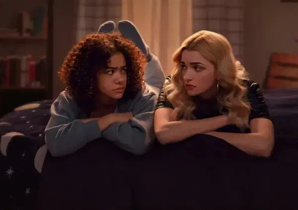 Abbiamo visto la terza stagione di Ginny &amp; Georgia su Netflix, ma com&rsquo;&egrave;? Un teen drama frustrante che per&ograve; sa leggere l&rsquo;ansia generazionale. Vi spieghiamo perch&eacute; &egrave; una serie irritante ma anche sincera&hellip;