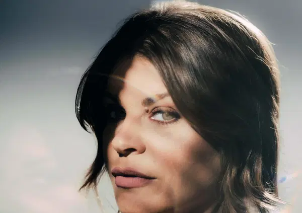 Abbiamo ascoltato "Io non sarei", il nuovo album di Alessandra Amoroso, ma com'&egrave;? Voce inconfondibile, ma testi poco credibili. E le collaborazioni con BigMama e Serena Brancale&hellip;