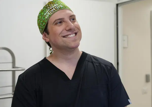 Sapete quali sono gli errori medici commessi da Antonio Franco, il chirurgo influencer accusato di lesioni e truffa? Tra aghi usati, farmaci scaduti e interventi copiati da YouTube, ecco tutte le malefatte di Dr. Aestethic in sala operatoria&hellip;