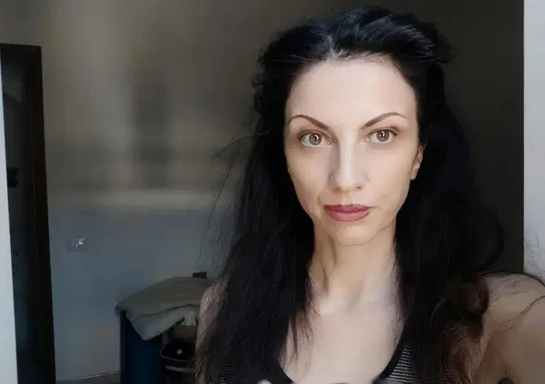 Da cosa nasce la poetica di Veronica Tomassini? Leggete "Il roveto ardente", estratto dal saggio in lavorazione grazie alla residenza artistica organizzata da Transeuropa e Colombre