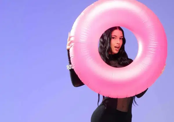 Abbiamo ascoltato D&eacute;sol&eacute;e, il nuovo singolo di Anna, ma com'&egrave;? Perfetto, anzi, troppo perfetto: che differenza c'&egrave; con l'intelligenza artificiale generativa? 