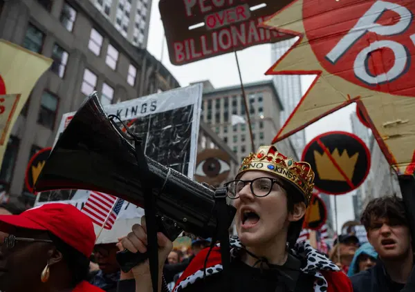 Perch&eacute; la rivolta anti Trump si &egrave; trasformata in una parata cinematografica? Noi c'eravamo al No Kings: ecco chi protesta, chi finanzia e tutti i retroscena oscuri