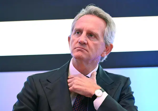 Ma il rinvio di Mediobanca all&rsquo;ops su Banca Generali &egrave; strategia o ritirata? Nagel &egrave; accerchiato, mentre Orcel (UniCredit), Caltagirone e Mps incalzano e l&rsquo;assemblea...