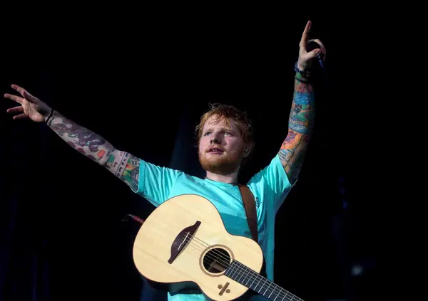 Ed Sheeran che duetta con tutti &egrave; un format? Da Ultimo all&rsquo;Olimpico di Roma ad Alfa, vi spieghiamo perch&eacute; &egrave; una lezione per gli artisti italiani che pensano solo ai numeri&hellip;