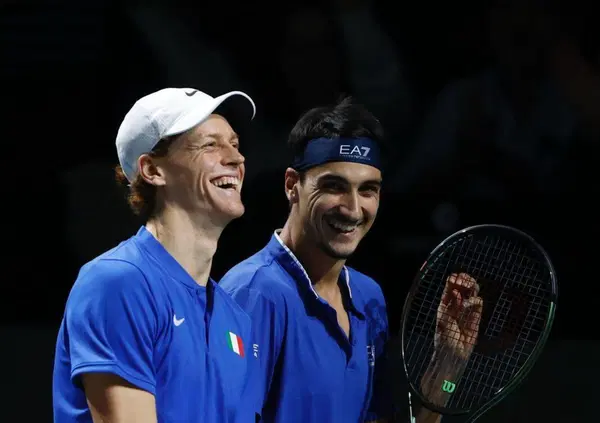 CLAMOROSO! Ma perch&eacute; al Queen&rsquo;s Arnaldi si &egrave; ritirato prima del match contro Rune? Che cos&rsquo;ha? Intanto a Halle c&rsquo;&egrave; Sinner con Sonego, mentre Cobolli contro il baby fenomeno Fonseca&hellip;