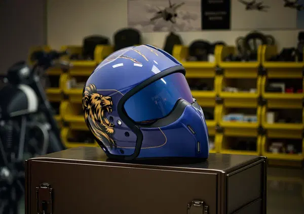 CHE CASCO! Ma avete visto la nuova collaborazione tra Airoh e Aeronautica Militare? Ecco tutto sulla nuova collezione presentata al Pitti Uomo (Firenze) [FOTO]