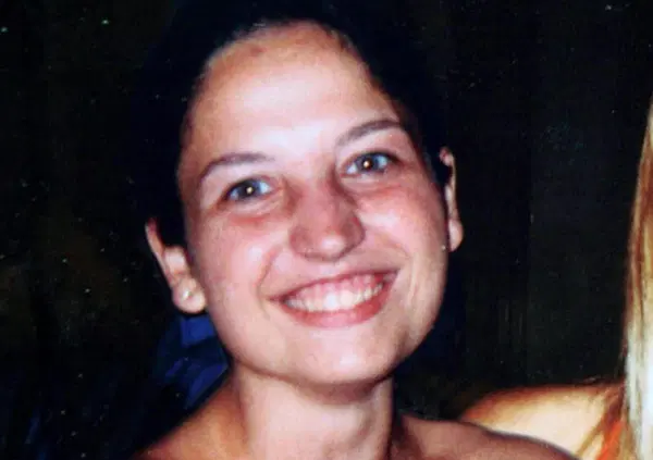 Omicidio Poggi, CHIARA HA PROVATO A SALVARSI CHIAMANDO QUALCUNO? Nella cornetta del telefono trovate tracce del suo sangue, l&rsquo;assassino ha riattaccato? I piedi erano insanguinati perch&eacute; ha cercato di fuggire? Perch&eacute; tre sedie intorno al tavolo in cucina? 