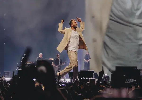 Siamo stati al concerto di Cesare Cremonini a San Siro, ma com&rsquo;&egrave; stato? Uno spettacolo incredibile, da Luca Carboni a Valentino Rossi sul palco. La formula del suo successo? Forse l&rsquo;abbiamo capita e vi spieghiamo qual &egrave;&hellip;