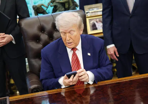 Avete visto il nuovo smartphone dorato di Donald Trump, il T1? E il nuovo servizio telefonico Trump Mobile? Ecco l&rsquo;ultimo business del presidente americano: ma quanto costa? Tutti i dettagli, dalla simbologia politica a...