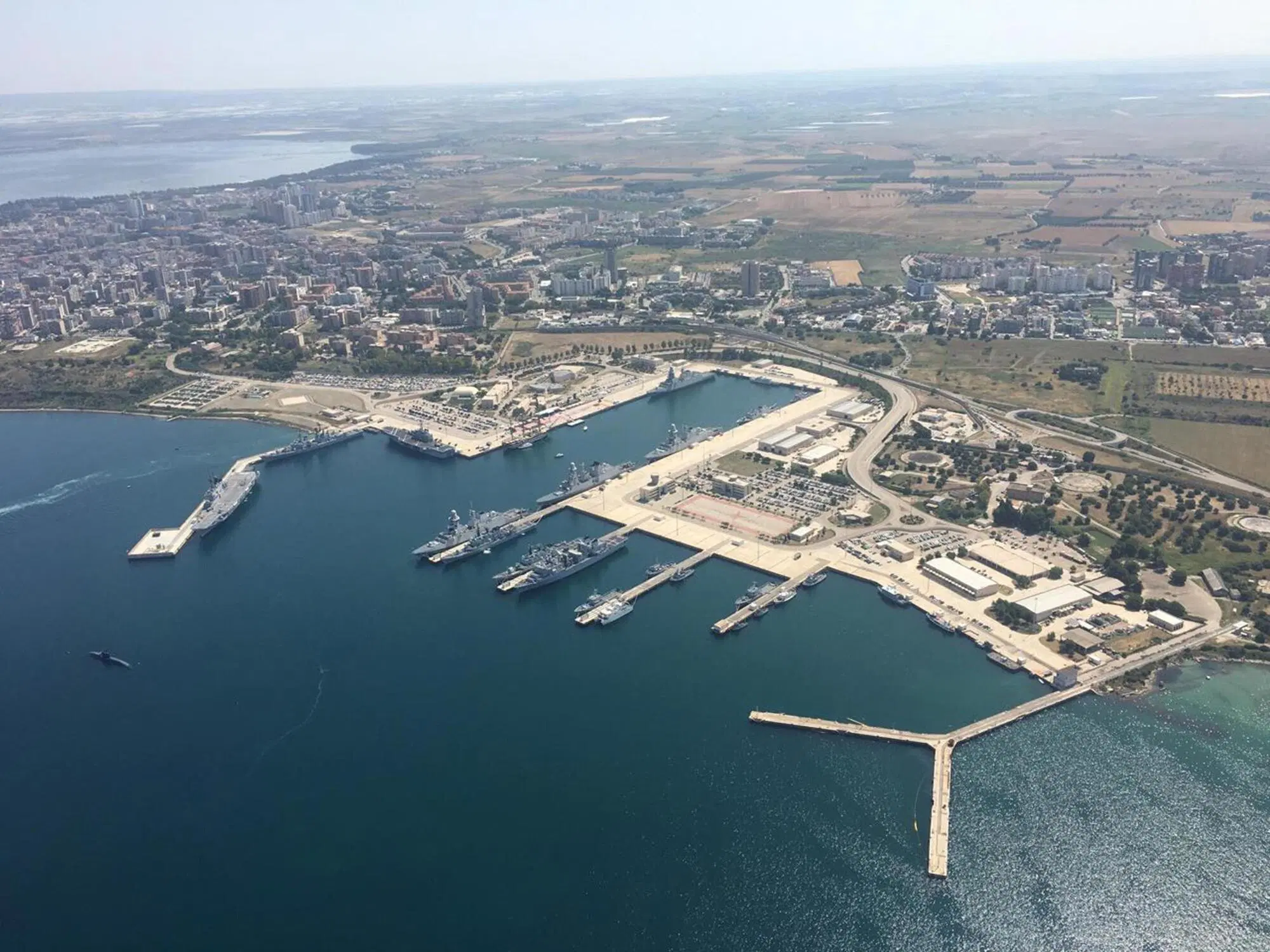 Imbarcazioni della Marina militare italiana nel porto di Taranto, che &egrave; anche base Nato