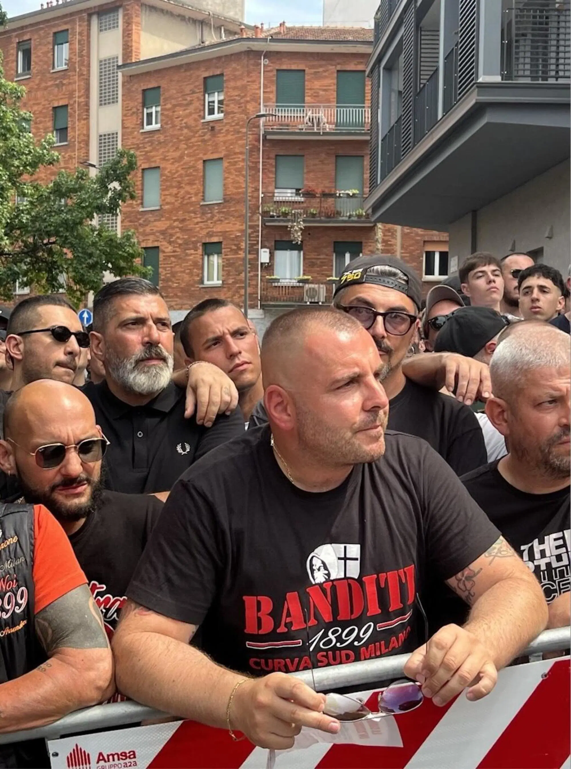 Gli ultras del Milan fuori dall'aula bunker a Milano