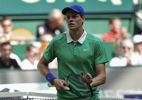 Si pu&ograve; dire che la partita di Sinner &egrave; stata orrenda? O solo perch&eacute; lo amiamo dobbiamo elogiarlo? No, vincere il primo turno di un Atp 500 sull&rsquo;erba faticando contro il numero 138 del ranking, Hanfmann, dovrebbe far riflettere. Anche se&hellip;