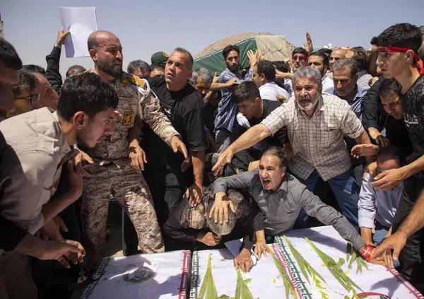 &ldquo;I miei genitori sono a Teheran, ma non riesco pi&ugrave; a parlarci&rdquo;. Intervista al cantante Afshin  &ldquo;La guerra tra Iran e Israele? Non vedo buoni, solo vittime. Ma il regime di Khamenei e dei Guardiani della rivoluzione&hellip;&rdquo;