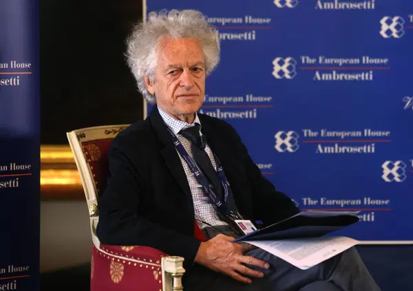 Inchieste in movimento, di Federico Rampini, &egrave; un vero approfondimento su La7? Troppo snob, con interviste d'&eacute;lite (vade retro, poveri!) e servizi in superficie. Cosa scopre a New York? Che il Parmesan &egrave; il simbolo della contraffazione&hellip;