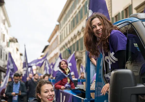 Reportage dentro Volt, il partito dei millennial che vuole ribaltare l&rsquo;Europa (e pure l&rsquo;Italia): dalla cannabis al matrimonio egualitario, ci hanno spiegato il loro manifesto radicale 