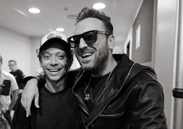 ALASKA STREAM! Signori, vedere Valentino Rossi feat. Cesare Cremonini al Mugello sarebbe lo spettacolo pi&ugrave; bello del mondo. Bravissimi a pensarla, un po&rsquo; meno a nascondersi&hellip;