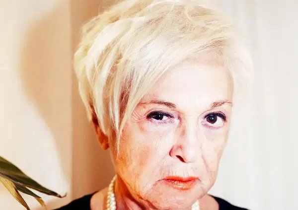 BANANA MIA! Wanna Marchi nuova icona gay? Ospite d&rsquo;onore al club lbgt, ma il pubblico si incazza e la paragona a Turetta. Ma la signora de "i cogli*ni vanno inc*lati" asfalta tutti: "Pensare fa bene&rdquo;