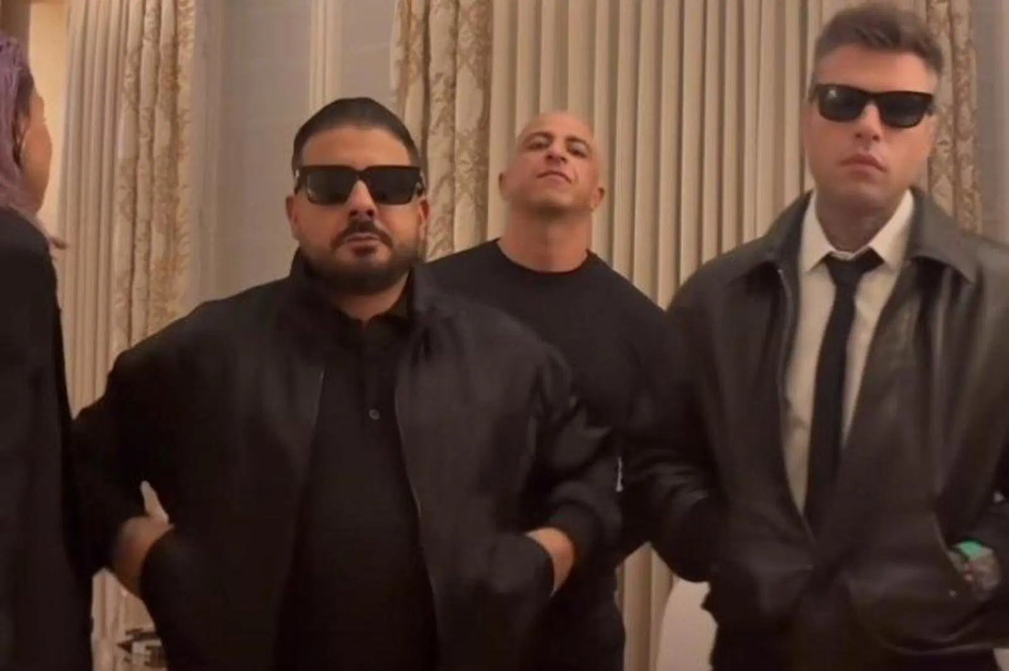 Fedez con gli ultras del Milan, tra cui Islam Hagag (a sinistra), figura chiave per i rapporti con la Calabria