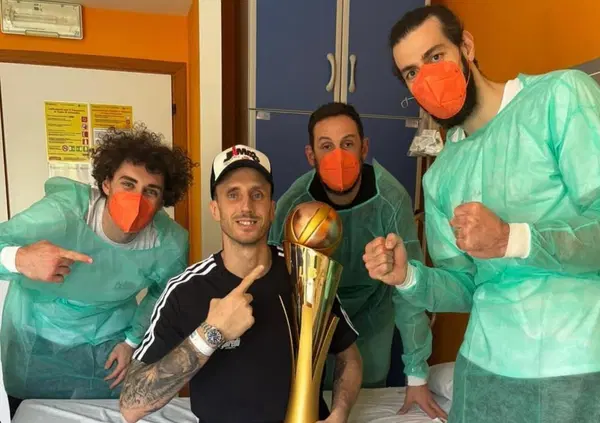 ACHI, CI FAI PIANGERE!  Achille Polonara che dall&rsquo;ospedale alza la coppa vinta con la Virtus Bologna &egrave; un monumento alla vita. E no, non &egrave; una promessa vuota