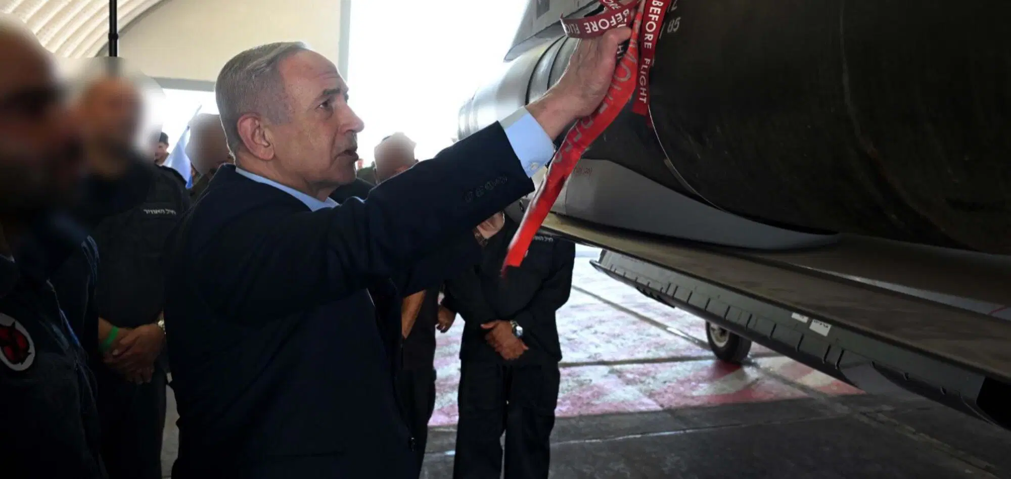 Il premier israeliano Benyamin Netanyahu in visita alla base aerea di Tel Nof