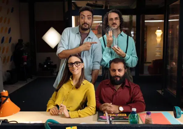 Abbiamo visto Pesci Piccoli 2 su Prime Video, ma com'&egrave;? I The Jackal non inventano nulla, ma costruiscono un mondo tutto loro (che ricorda Scrubs e Boris?). Ecco perch&eacute; la serie comedy fa prendere bene