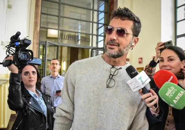 TUTTO VERO O FALSISSIMO? Gli studenti hanno citato Corona alla Maturit&agrave;? S&igrave;, anche paragonandolo a Paolo Borsellino. E Fabrizio fa vedere i messaggi...