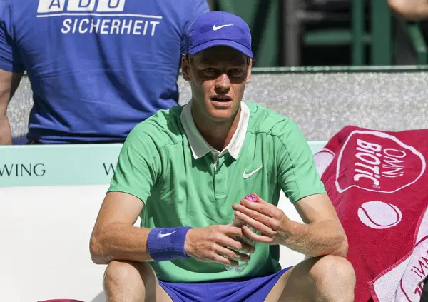 Clamoroso KO per Sinner a Halle da Bublik. Ma noi VE LO AVEVAMO DETTO: da Roma e Parigi (via Carlos Alcaraz) qualcosa si &egrave; rotto