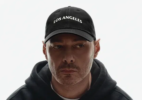 Abbiamo ascoltato "Mentre Los Angeles brucia", il nuovo album di Fabri Fibra, ma com'&egrave;? Testamento emotivo e maturit&agrave; dolorosa, senza redenzione. E le collaborazioni e il rap italiano dopo di lui&hellip;