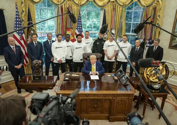 SBIANCO NERO. Elkann, se la Juventus era un &ldquo;gioiello di famiglia&rdquo;, l&rsquo;ha svenduto al &ldquo;Compro Oro&rdquo; dello Studio Ovale? Appunti dalla figura impietosa al cospetto di Trump alla Casa Bianca