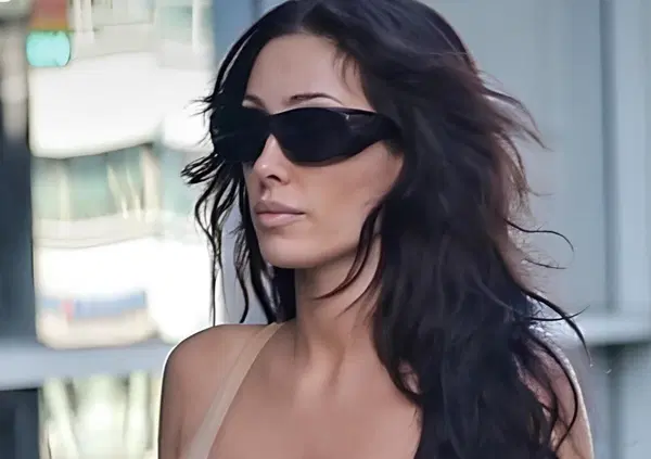 PI&Ugrave; PILU PER TUTTE?? Ma avete visto che Bianca Censori sotto &egrave; pelosa? E assomiglia sempre di pi&ugrave; a Kim Kardashian, ex moglie di Kanye West. E quel body che ricorda Skims&hellip;