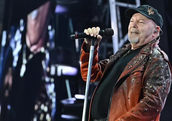 Vasco Rossi e un altro tour dei record? Il segreto della sua logevit&agrave; ce l'ha spiegata Clemente Mimun, direttore del Tg5, che lo conosce bene: "Pi&ugrave; che concerti si tratta di raduni collettivi"