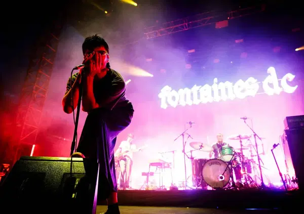 Carroponte, "ma deve scapparci il morto?". Concerto dei Fontaines D.C. da incubo a Sesto San Giovanni: polizia coi manganelli, gente svenuta, superata la capienza massima (e non sarebbe la prima volta)