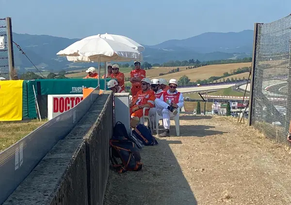 Siamo andati a cercare il medico che ha soccorso Fabio Quartararo al Mugello: "Non gli ho rimesso a posto la spalla l&igrave;". Il dottor Charte: "Ha fatto da solo"