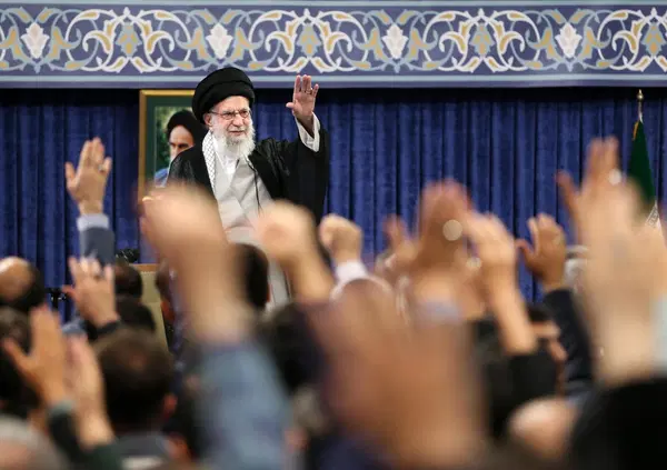 CE LA BEVIAMO DI NUOVO? Dopo la Russia che aveva finito i missili in Ucraina ecco l'Iran che &ldquo;ha gi&agrave; perso contro Israele&rdquo;. Signori: Teheran sta bombardando (da sola) Tel Aviv, ha bucato l'Iron Dome Usa e risponde a ogni attacco...